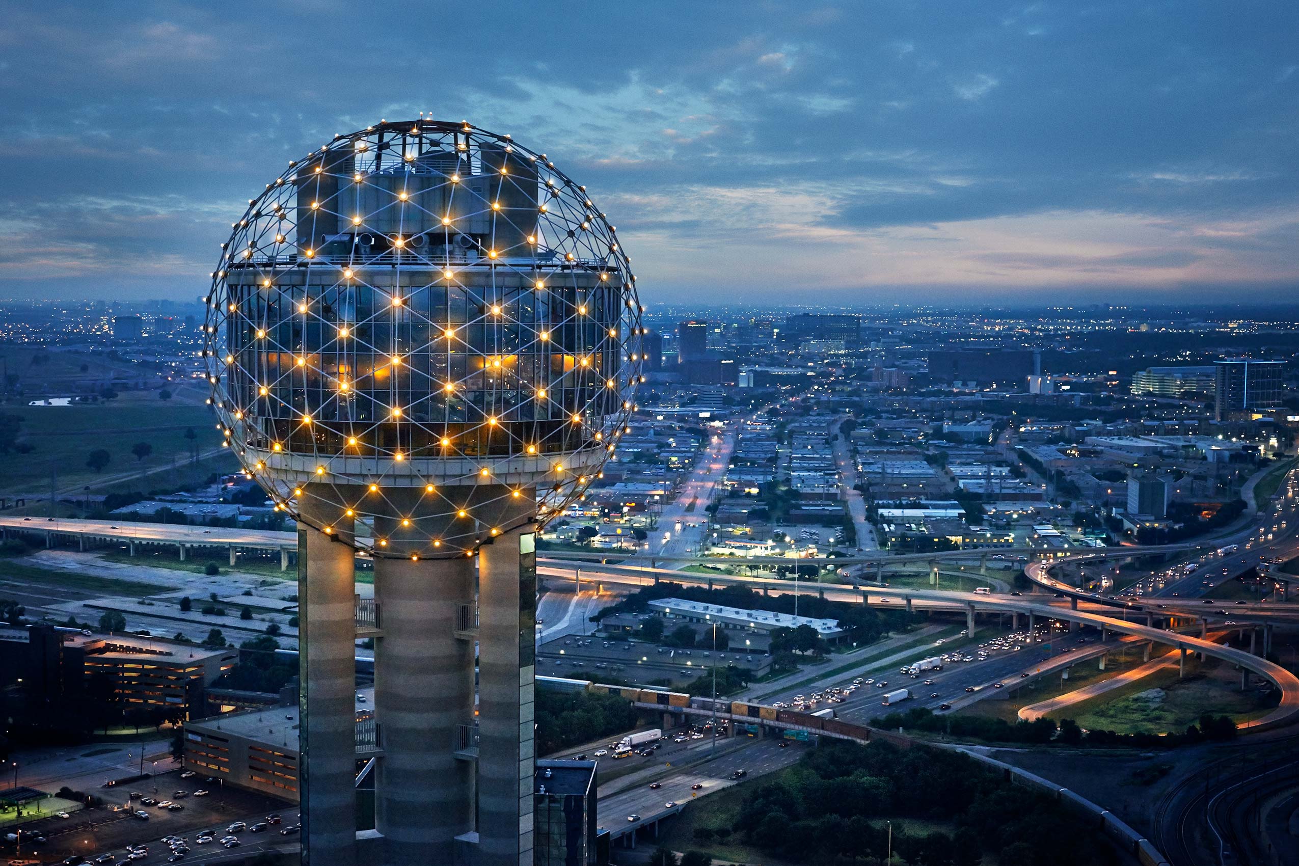 Мяч spire. Reunion Tower Даллас. Реюнион-Тауэр. Смотровая башня Даллас. Dallas TX.